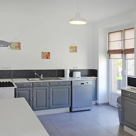بيت للعطل Semi Detached House, *